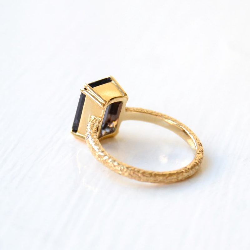 Anduru 18K Gold Ring w. Diamonds & Spinel