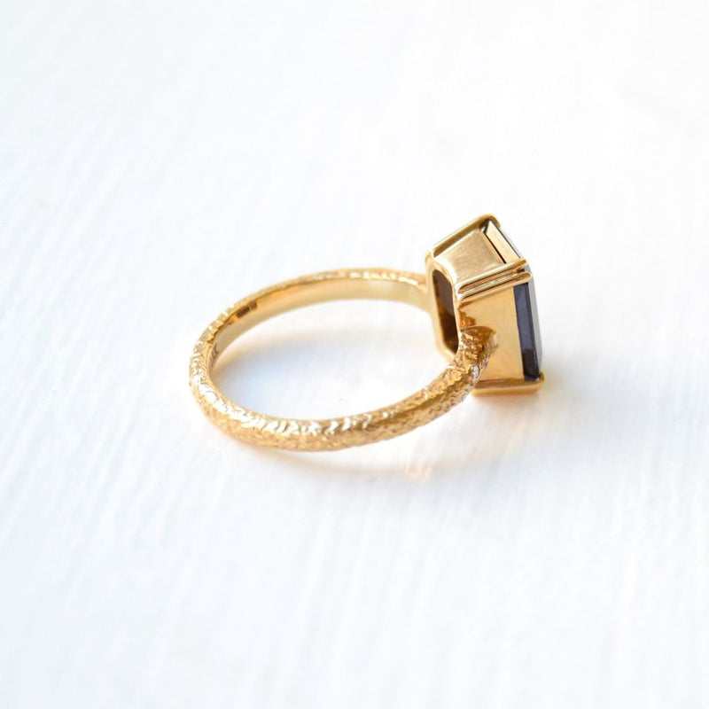 Anduru 18K Gold Ring w. Diamonds & Spinel