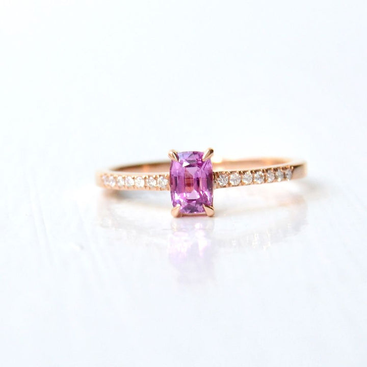 Digu Rosa Ring aus 18K Rosegold I Diamanten und Saphir
