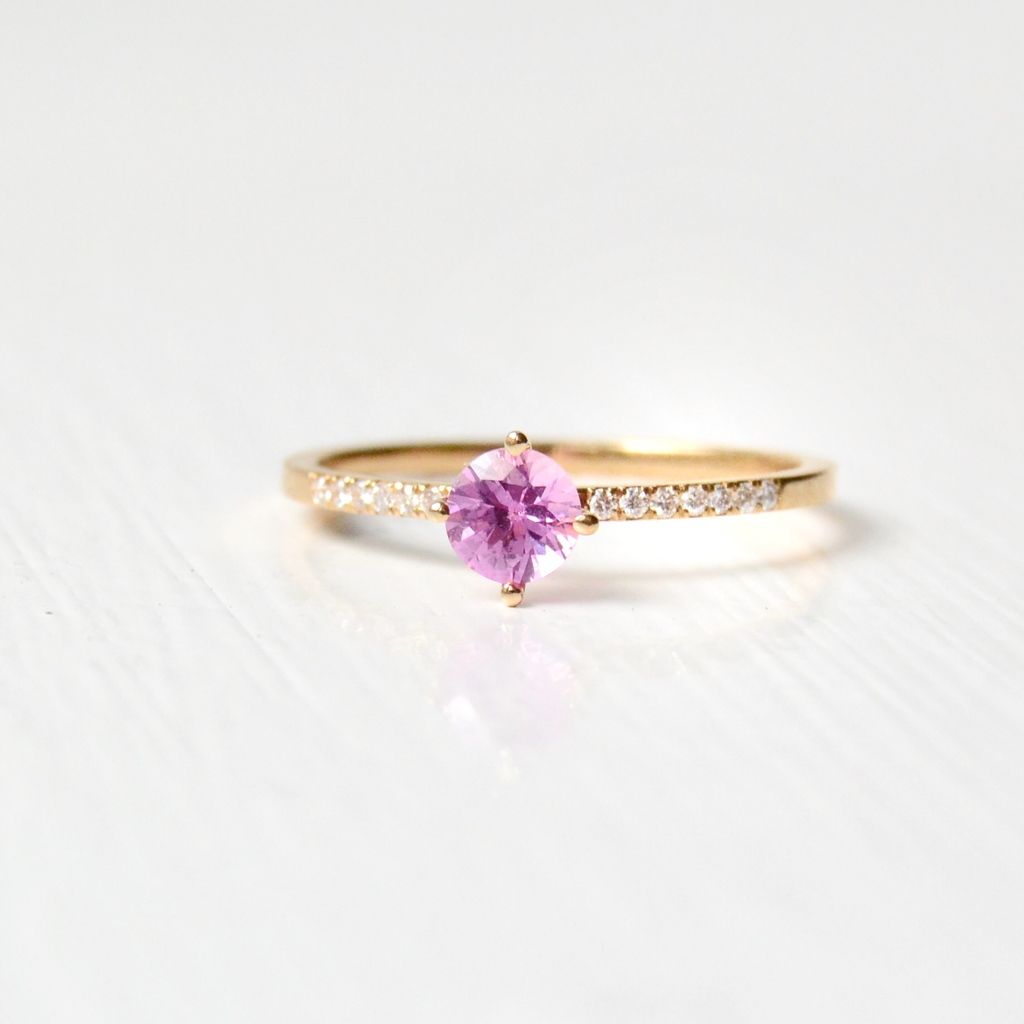Hima Goldring aus 18K I Rosa Saphir und Diamanten