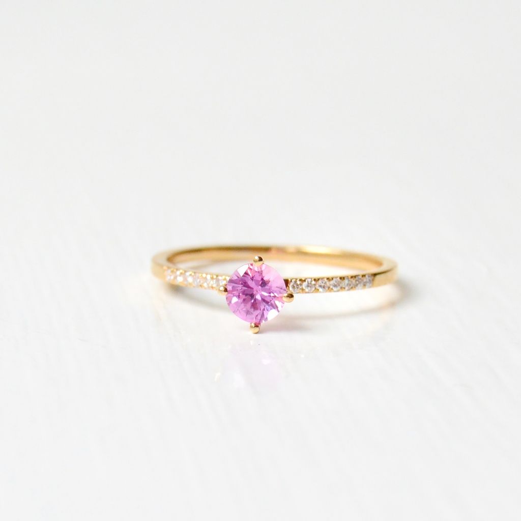 Hima Goldring aus 18K I Rosa Saphir und Diamanten