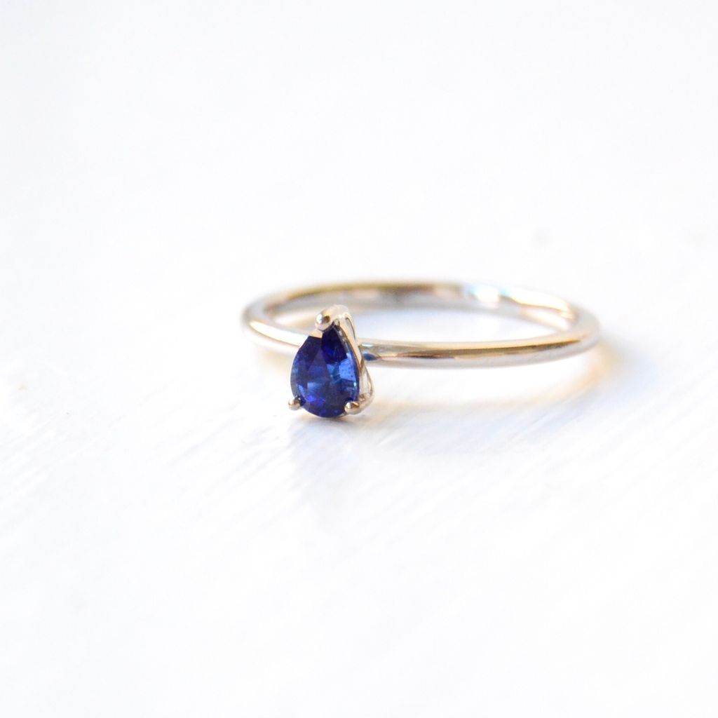Nil Ekala 18K Whitegold Ring w. Sapphire