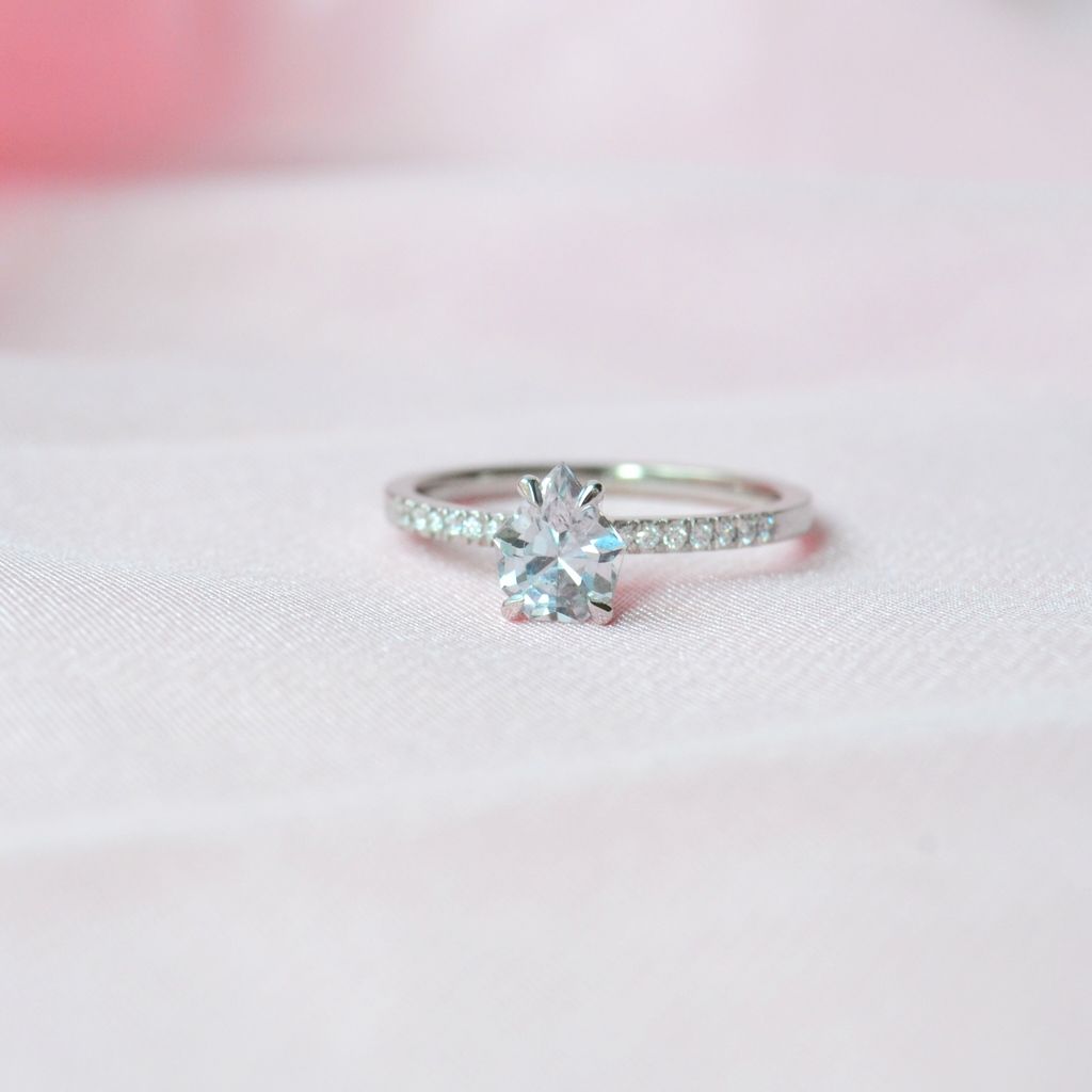 Paliha Sudu 18K Whitegold Ring w. Sapphire & Diamonds