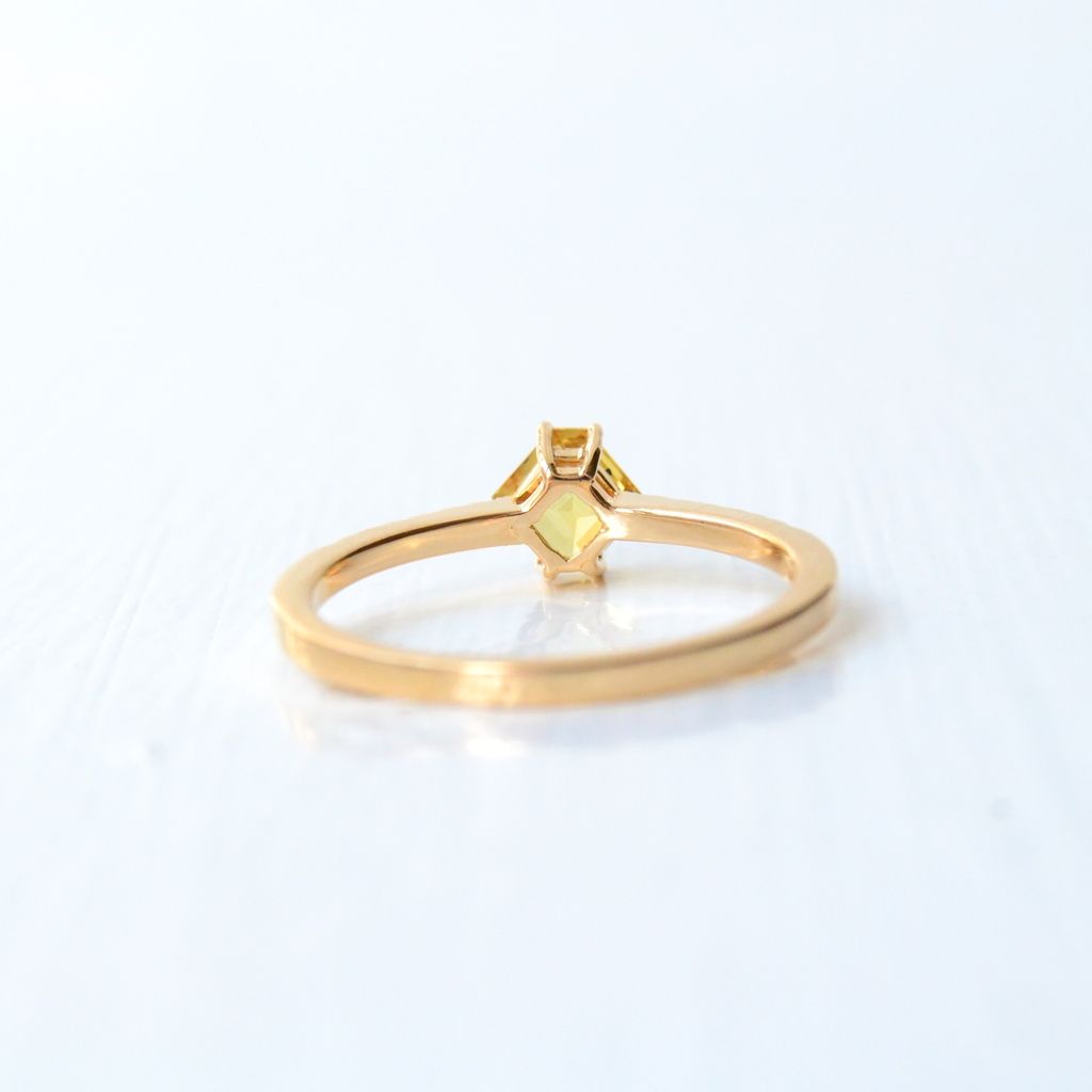Tada Kaha 18K Gold Ring w. Sapphire & Diamonds
