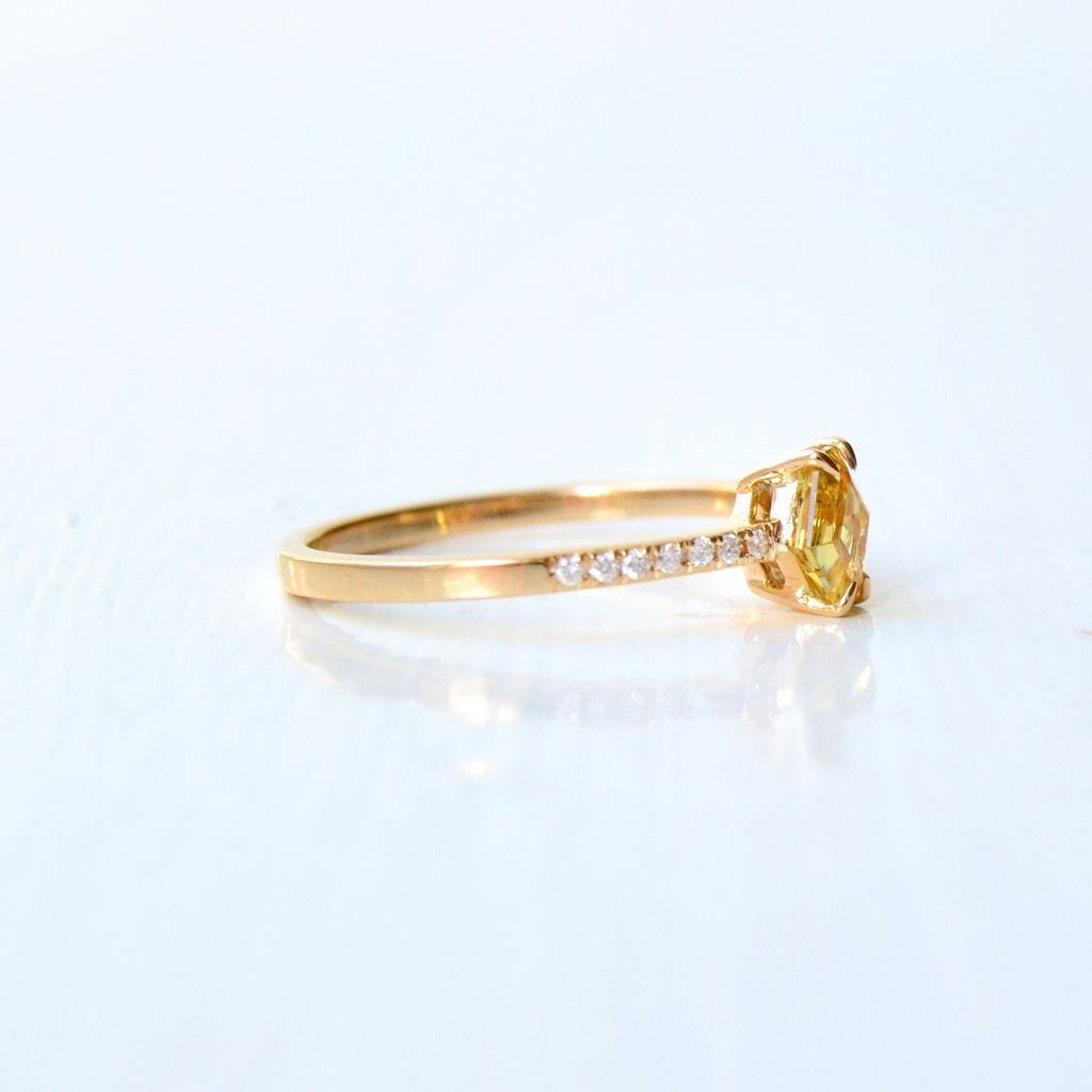Tada Kaha 18K Gold Ring w. Sapphire & Diamonds