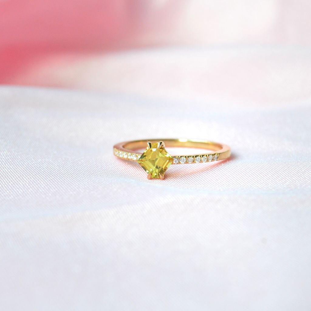 Tada Kaha 18K Gold Ring w. Sapphire & Diamonds