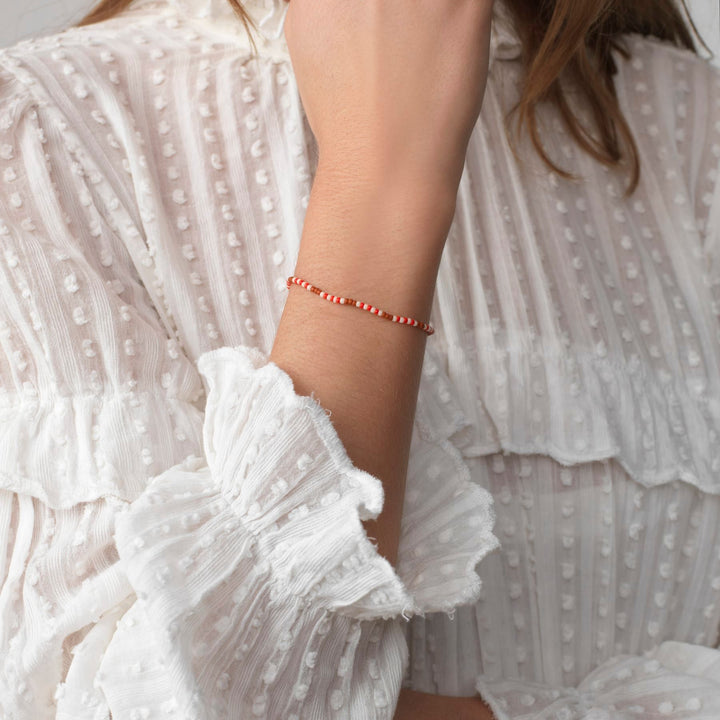 Tamarindo Forgyldt Armbånd m. Røde & Hvide Glasperler