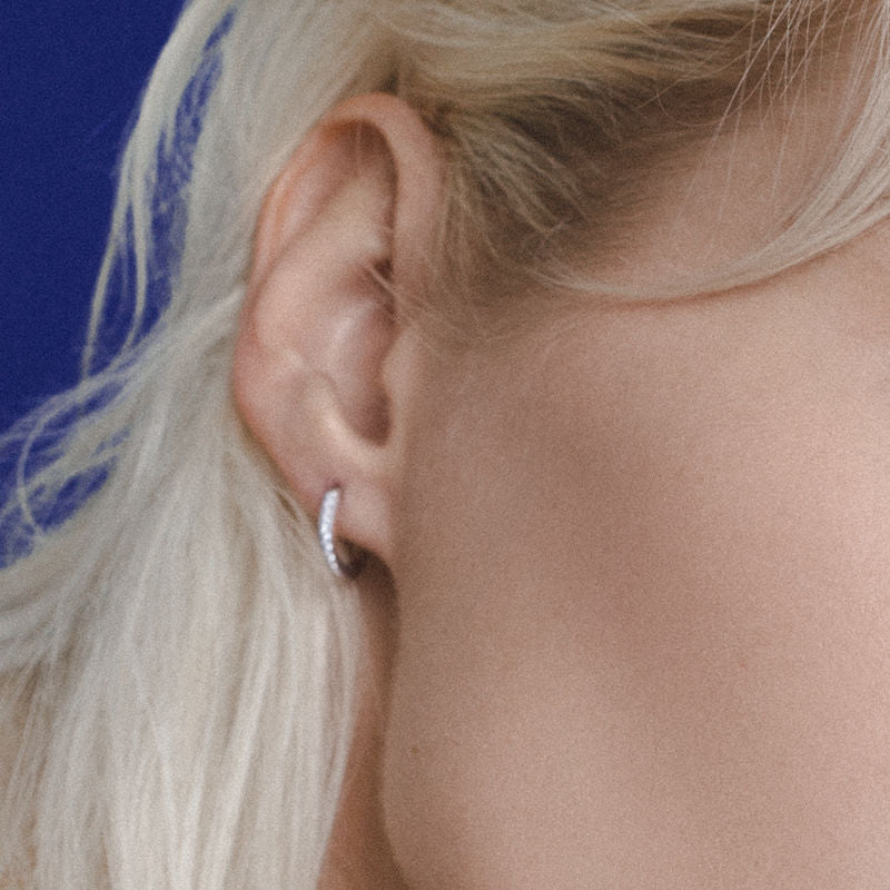 Tiny Clash 14K Whitegold Huggies w. Lab-Grown Diamonds