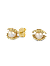 Venus Clam 18K Gold Studs w. Pearls
