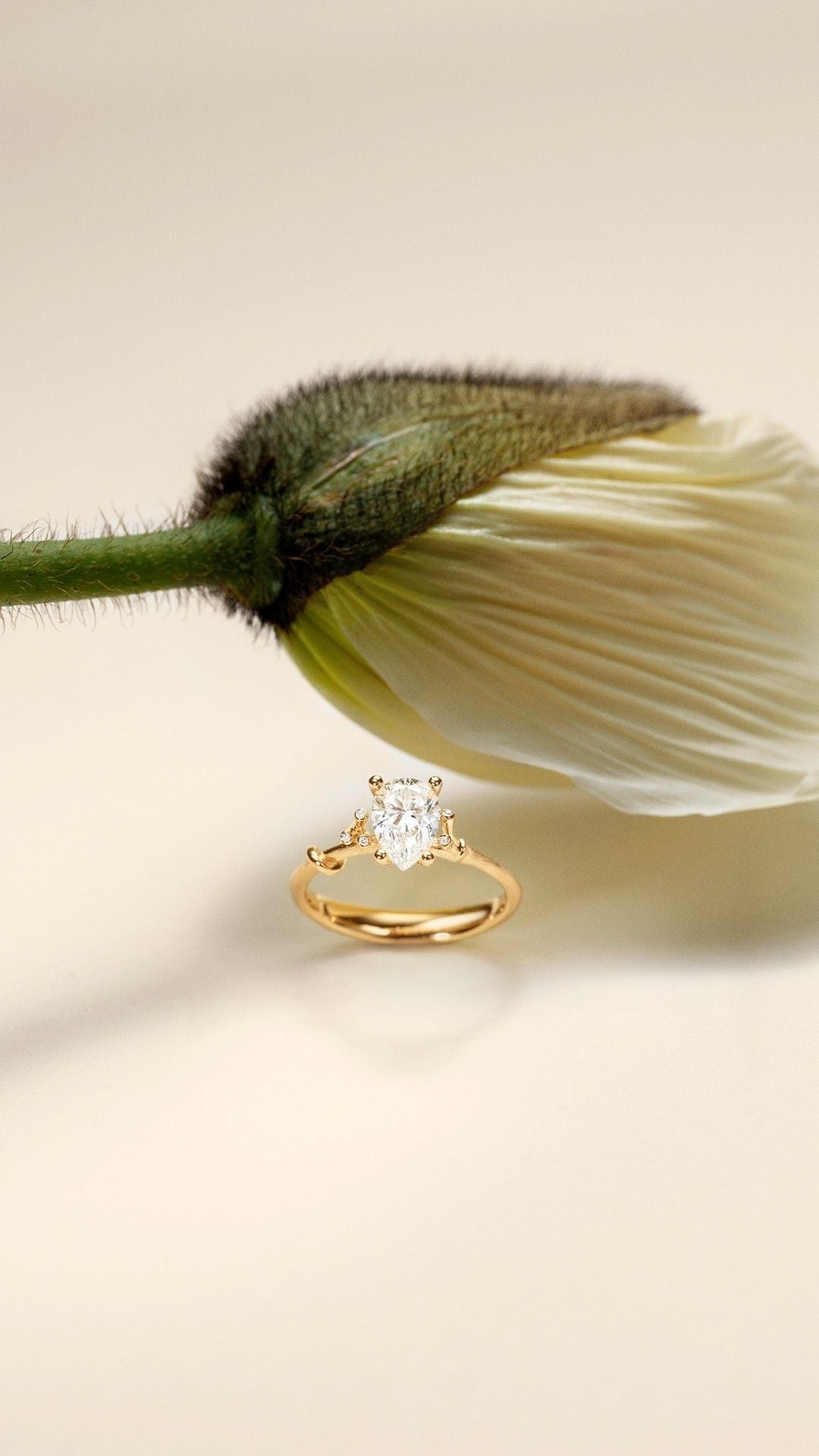 Nature Solitaire 18K Gold Ring w. Pear Diamond