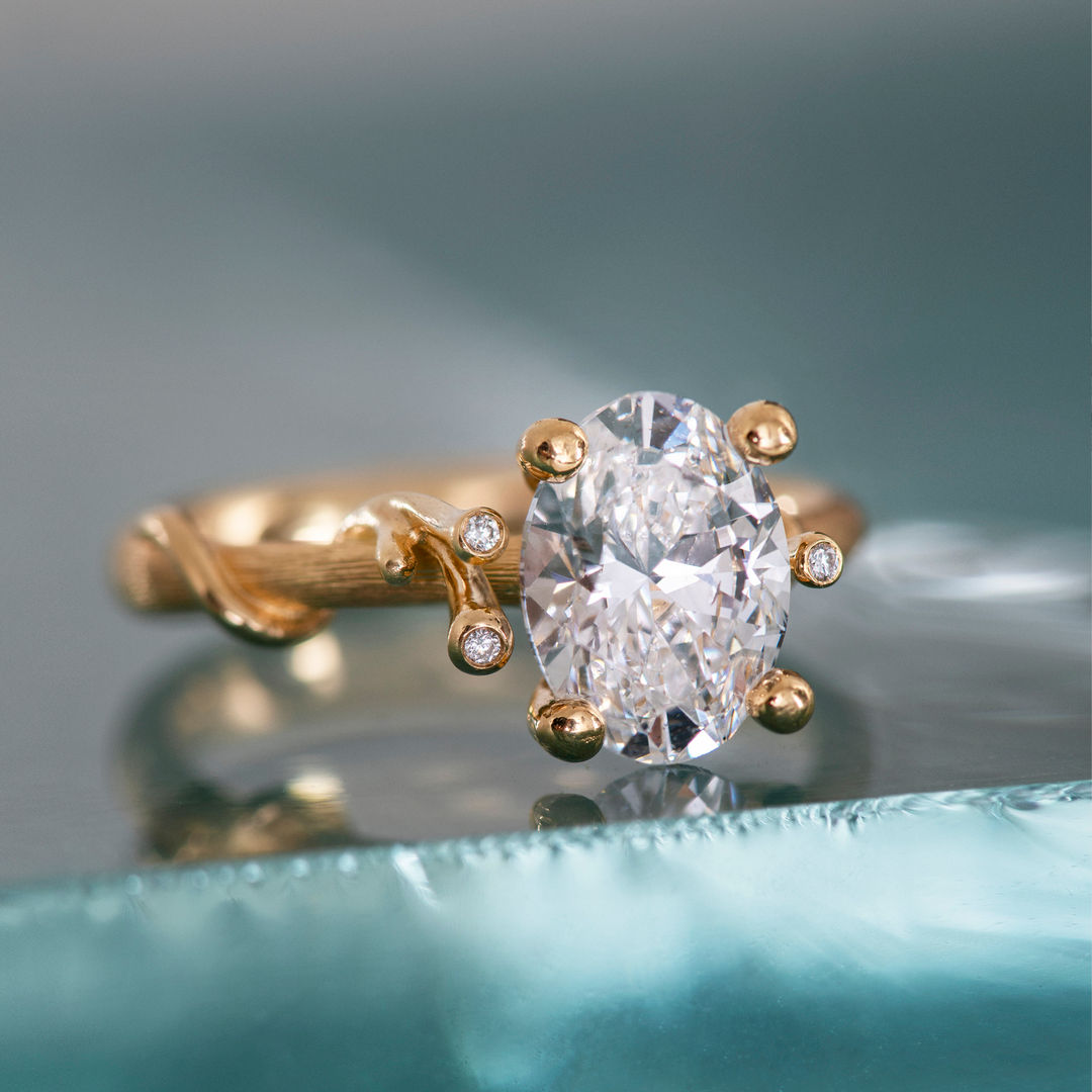 Nature Solitaire 18K Gold Ring w. Oval Diamond