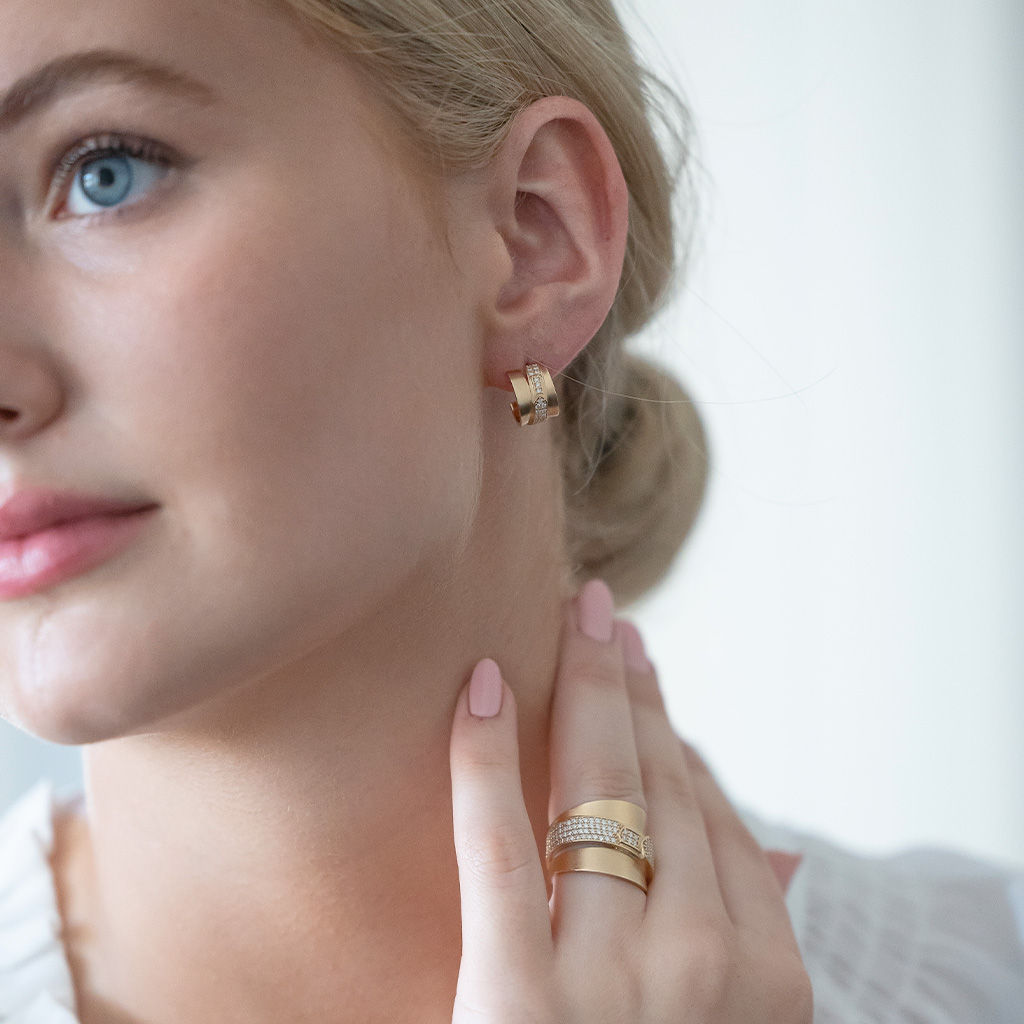 Jovian 18K Gold Earrings w. Diamonds