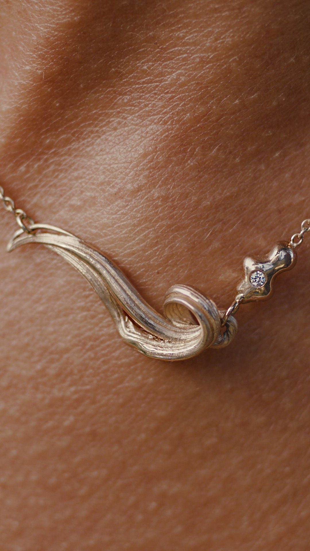 Unda 14K Gold Necklace w. Diamond