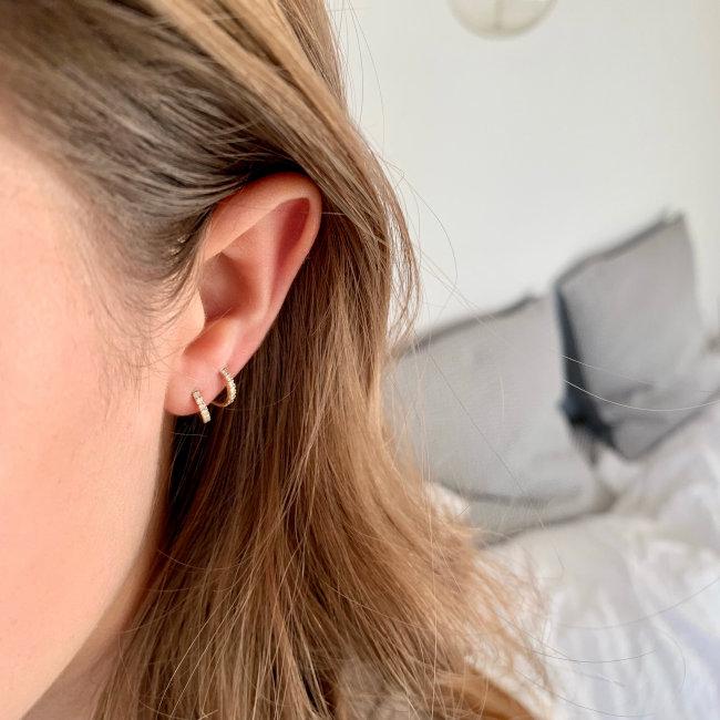 Rock Classic kleiner Hoop aus 18K Weißgold I Graue Diamanten