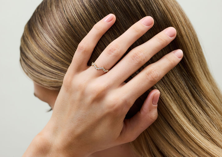 Flowy 14k or 18k Whitegold Ring w. Lab-Grown Diamonds