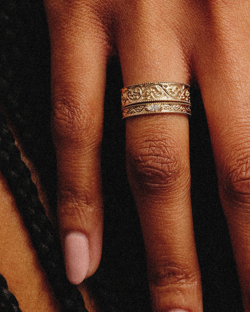 Dala Narrow Diamond Engraved Band 9K Gold Ring w. Diamond