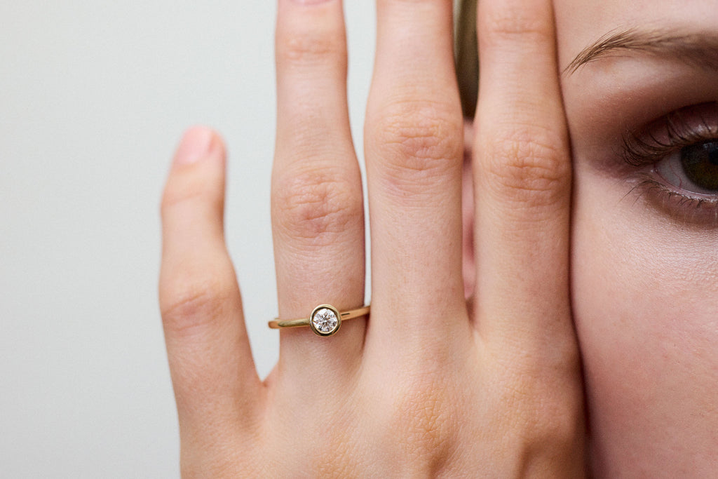 Bezel 0.3 CT 14k or 18k Whitegold Ring w. Lab-Grown Diamond