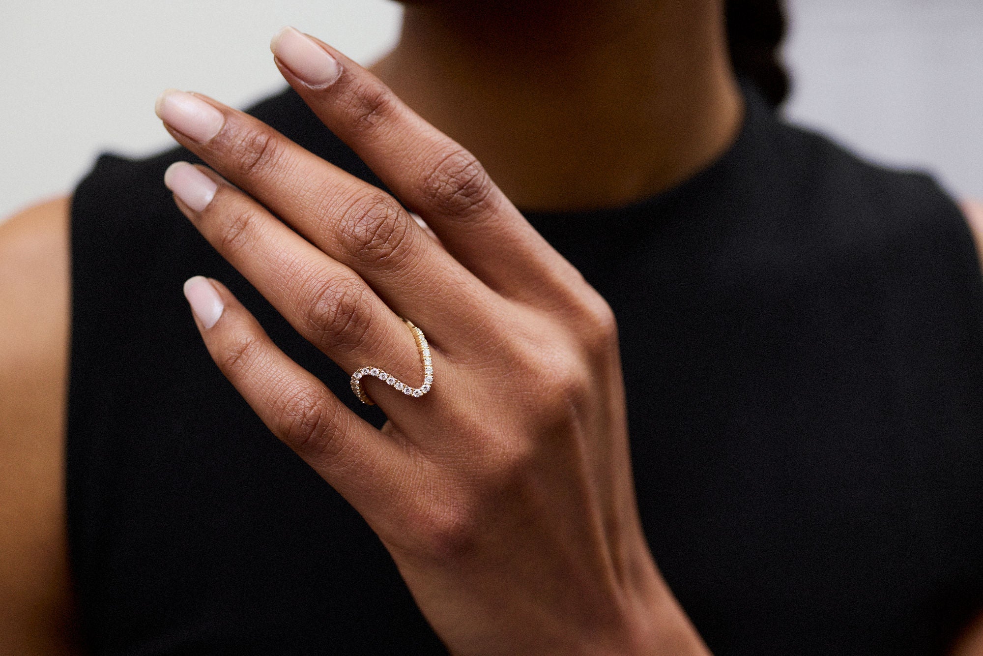 Curvy 14k or 18k Whitegold Ring w. Lab-Grown Diamonds