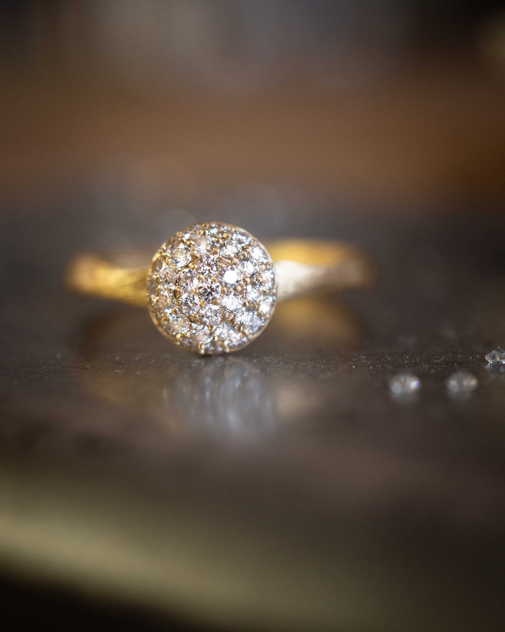 Small Mushroom Beam 18K Gold Ring w. Diamonds