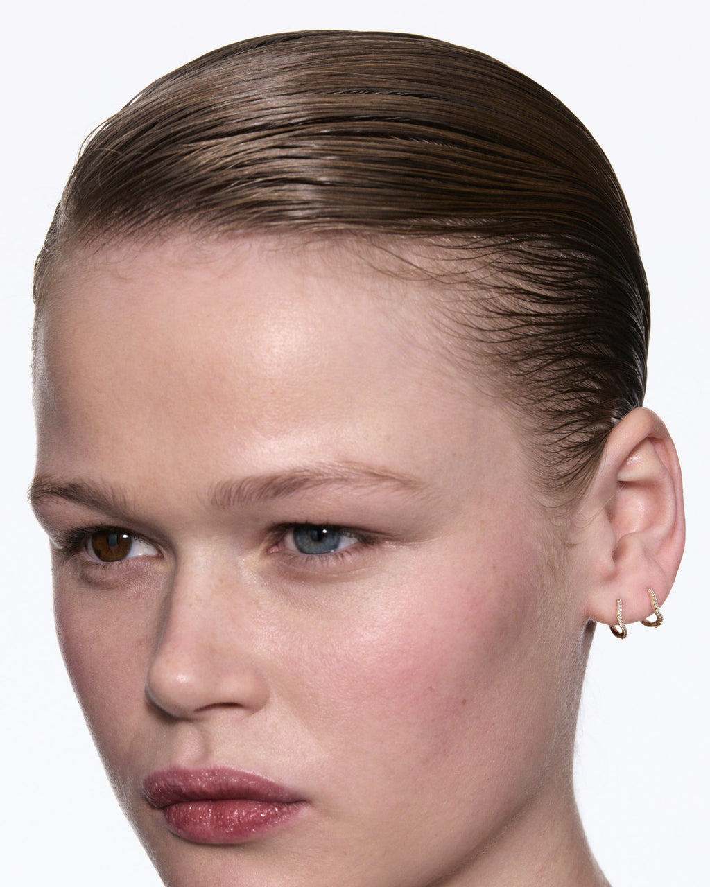 Wave 7 Huggie 14K Whitegold Earring w. Diamonds & Sapphire