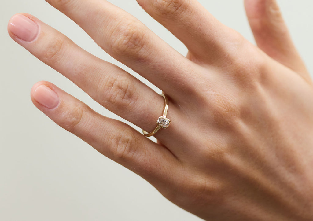 Radiant Bezel 0.3 CT 14k or 18k Whitegold Ring w. Lab-Grown Diamond