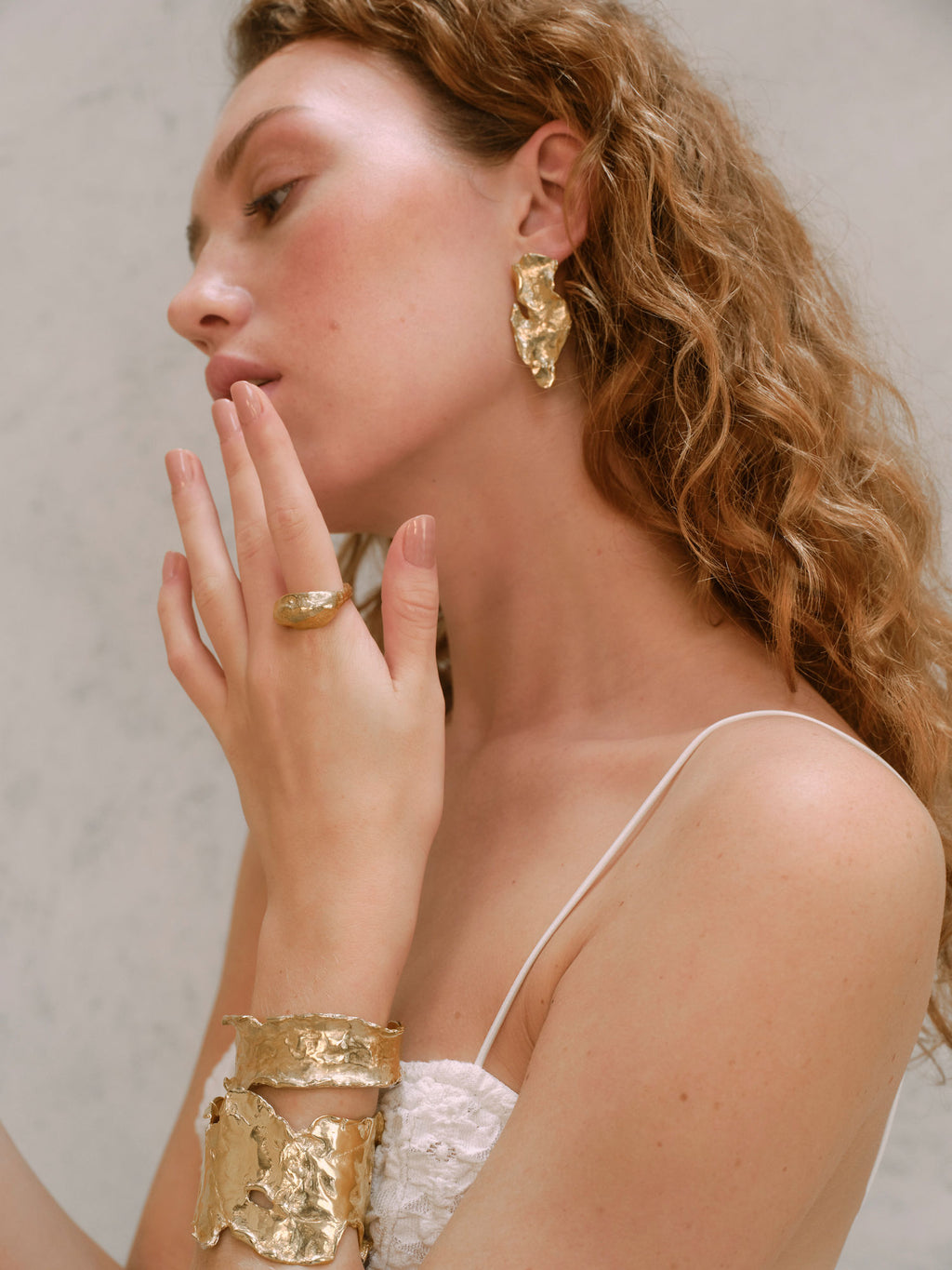 The Oceanus Armreif vergoldet