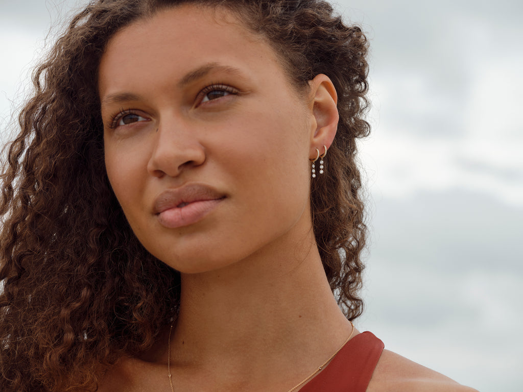 Vivre-3 14K Gold Huggie w. Diamonds