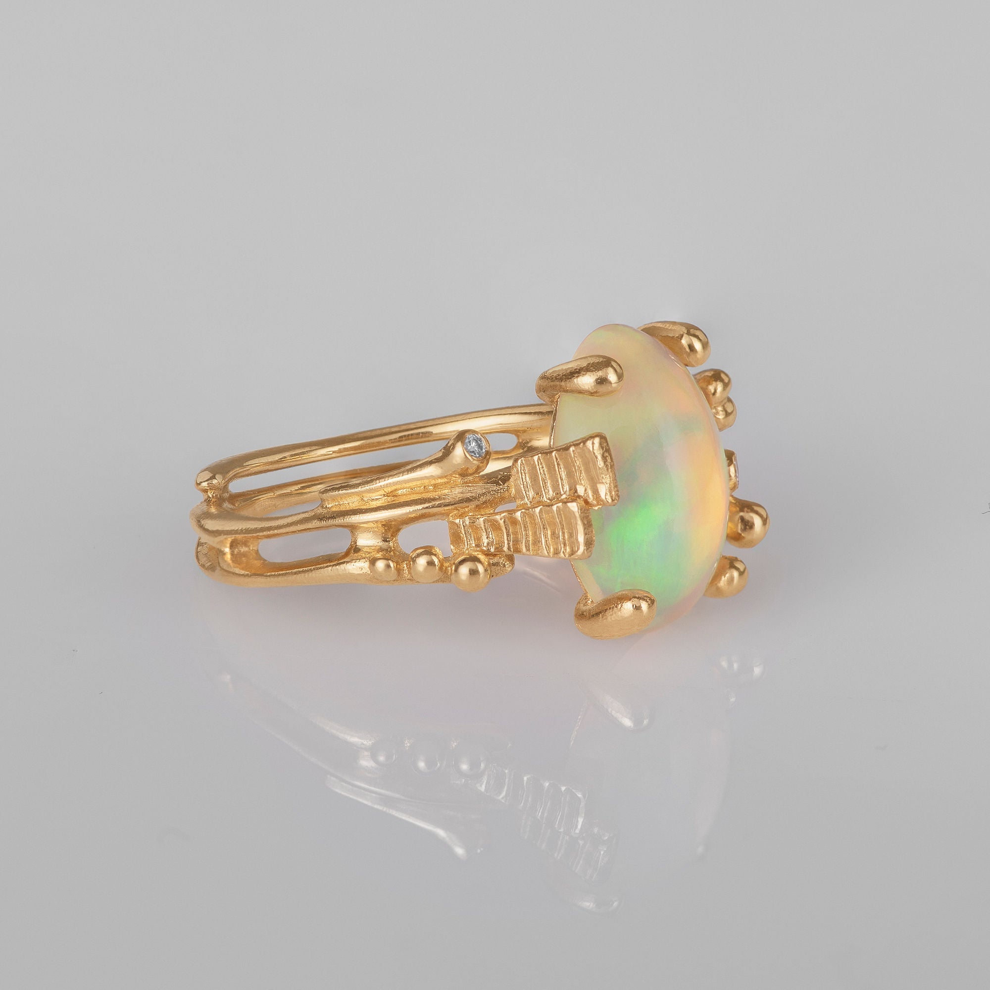 BoHo Small 18K Gold Ring w. Diamonds & Opal