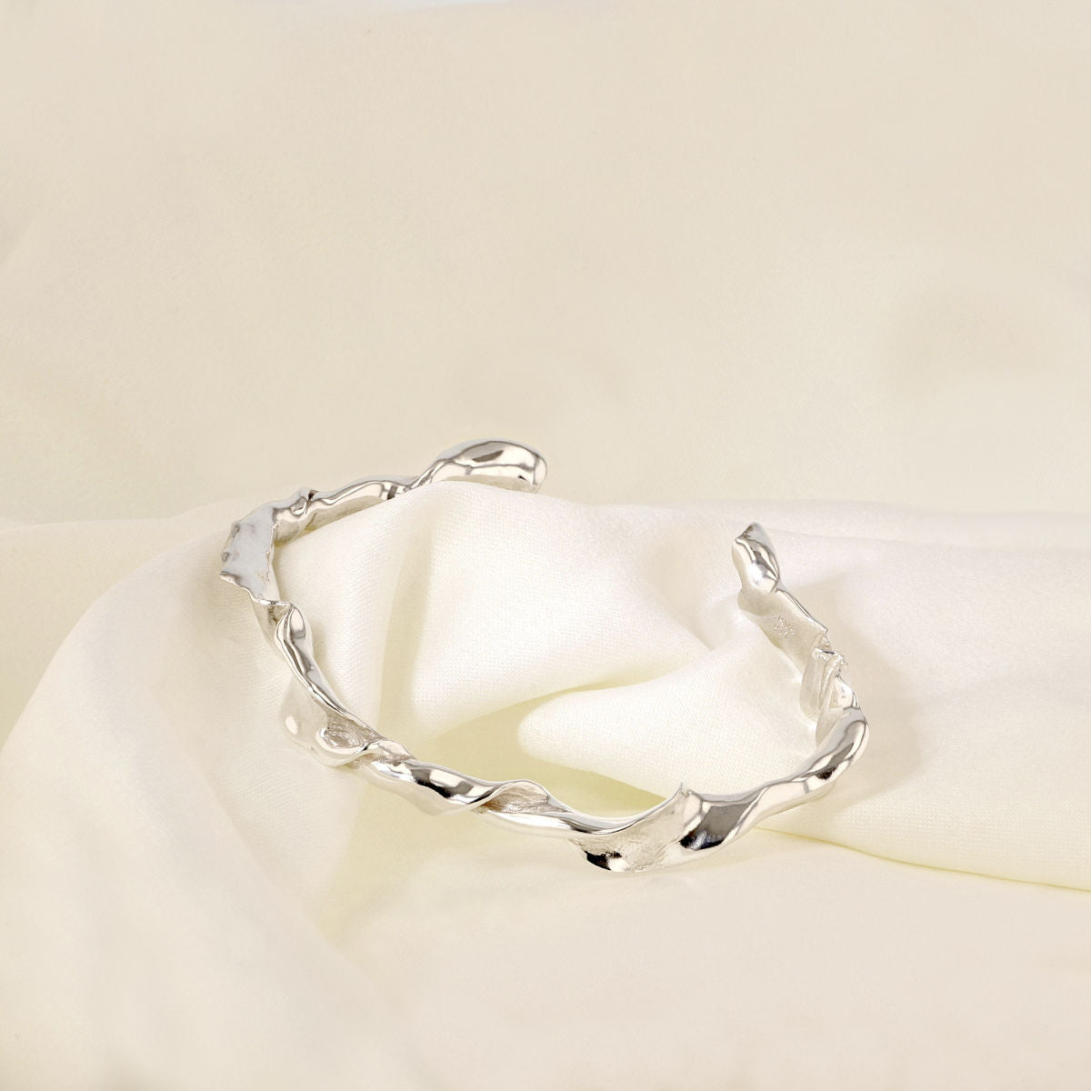 Lactuca Silver Bangle