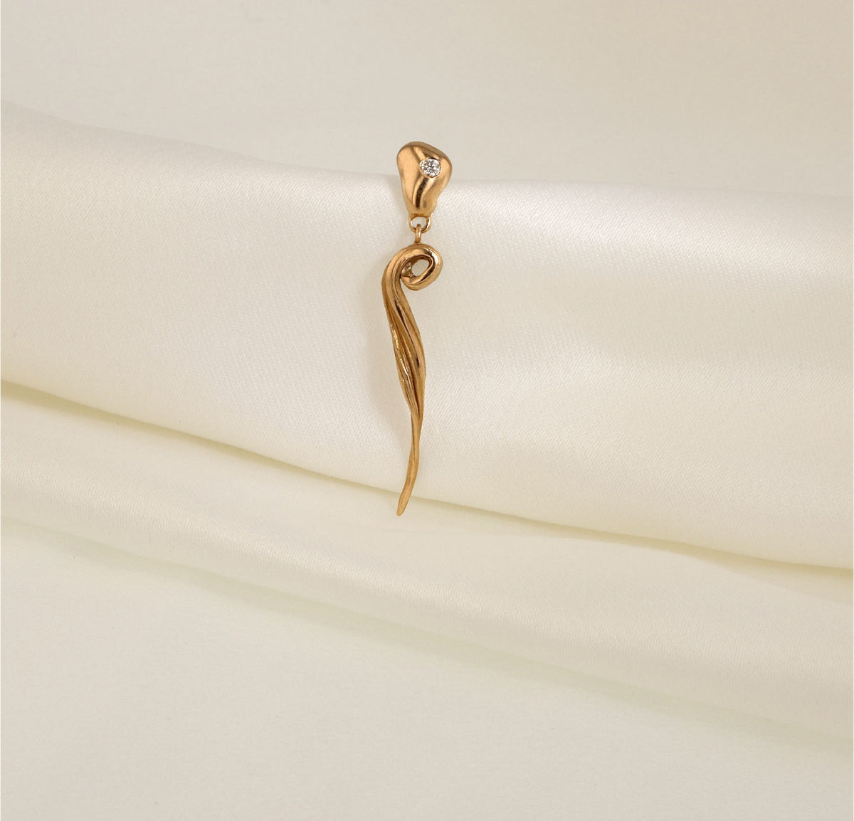 Palea Hanger II 14K Gold Earring w. Diamond