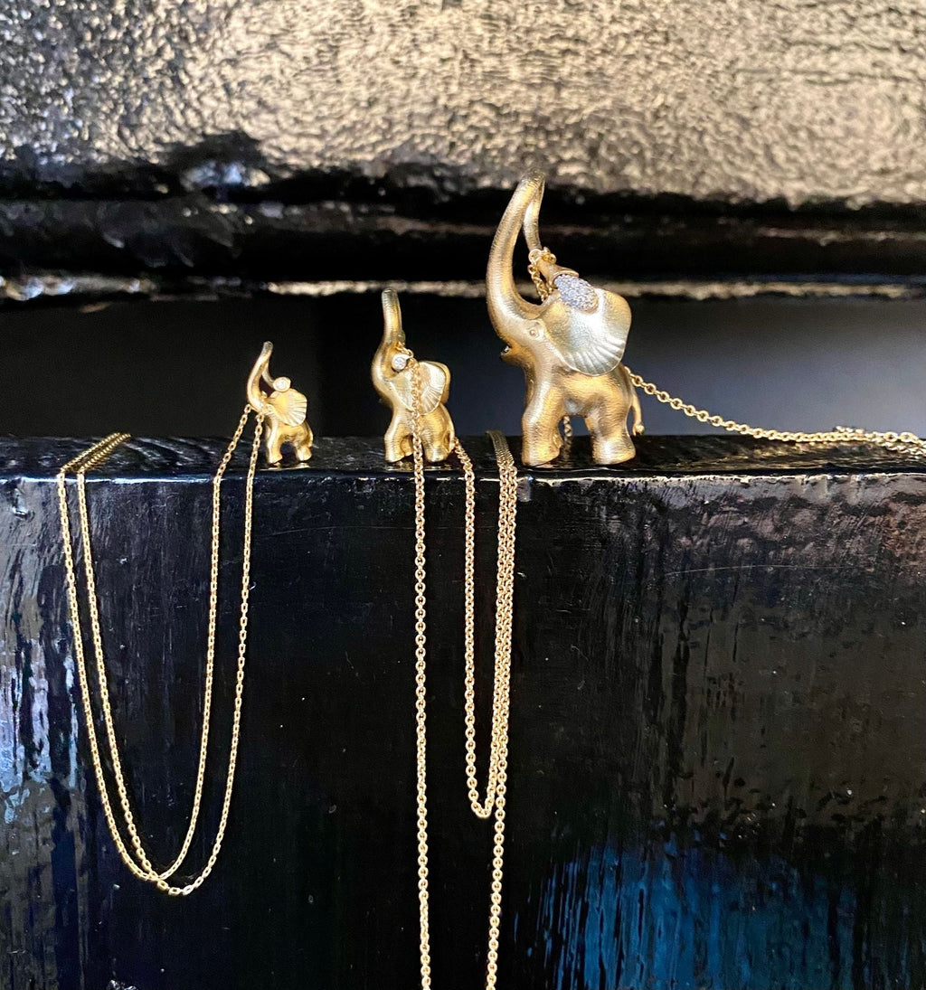Small Elephant Charm 18K Gold Pendant w. Diamond