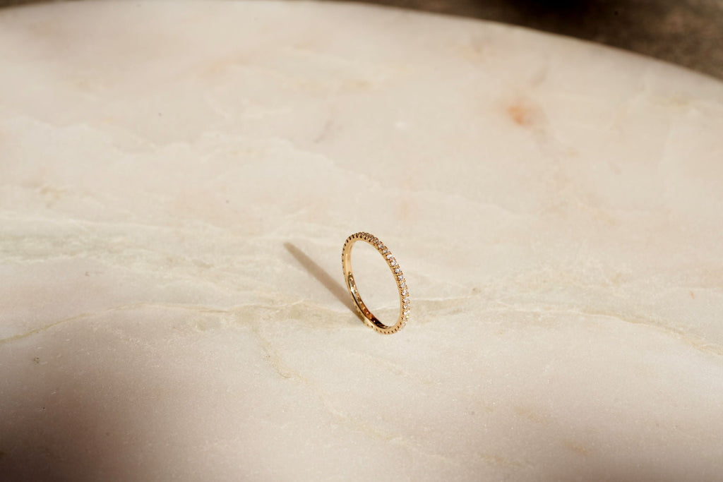 https://ik.imagekit.io/fzkghjurk1l/resize-external/https://storage.googleapis.com/shop_images/Akind/AKIND_AllianceDiamondRing_Enviro.jpg?tr=w-2000,h-2000,c-at_max,f-jpg,bg-white