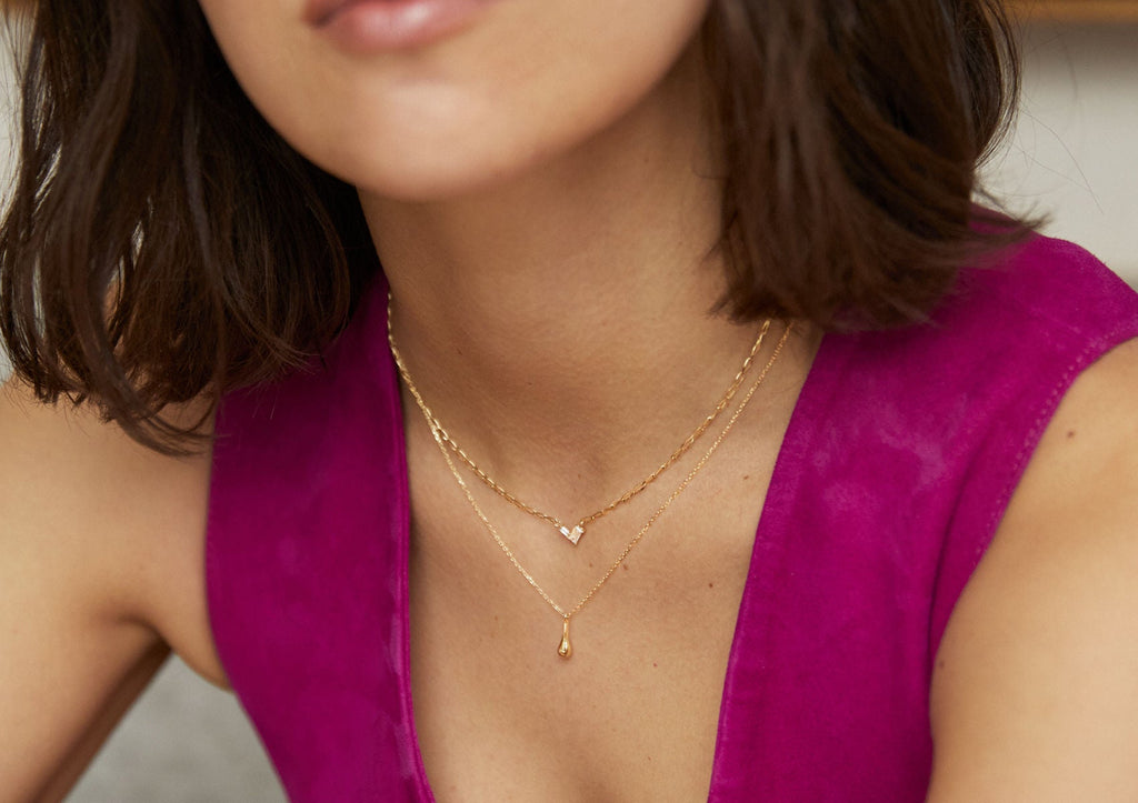 https://ik.imagekit.io/fzkghjurk1l/resize-external/https://storage.googleapis.com/shop_images/Akind/AKIND_DiamondHeartNecklace_2.jpg?tr=w-2000,h-2000,c-at_max,f-jpg,bg-white