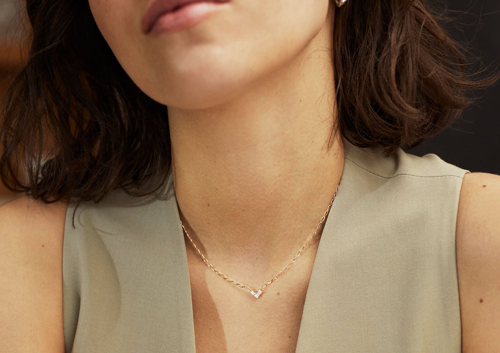 https://ik.imagekit.io/fzkghjurk1l/resize-external/https://storage.googleapis.com/shop_images/Akind/AKIND_DiamondHeartNecklace_1.jpg?tr=w-2000,h-2000,c-at_max,f-jpg,bg-white