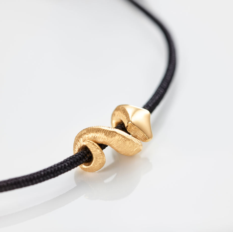 Slange Mini 18k Guld Vedhæng m. Sort Snor