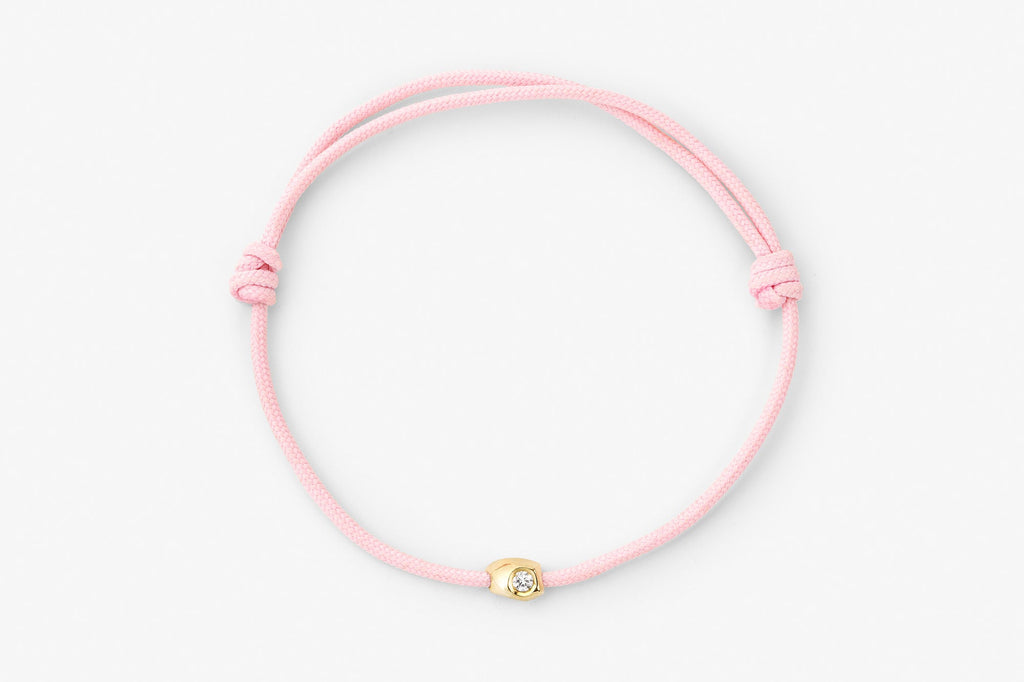 https://ik.imagekit.io/fzkghjurk1l/resize-external/https://storage.googleapis.com/shop_images/Akind/Akind_armband_2_rosa_1_2000px.jpg?tr=w-2000,h-2000,c-at_max,f-jpg,bg-white