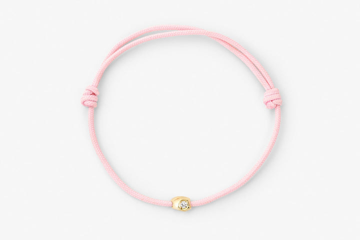 https://ik.imagekit.io/fzkghjurk1l/resize-external/https://storage.googleapis.com/shop_images/Akind/Akind_armband_2_rosa_1_2000px.jpg?tr=w-2000,h-2000,c-at_max,f-jpg,bg-white