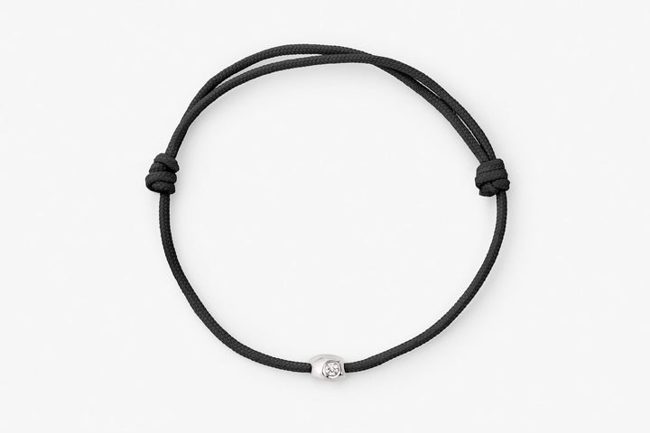 https://ik.imagekit.io/fzkghjurk1l/resize-external/https://storage.googleapis.com/shop_images/Akind/Akind_armband_2_svart_1.jpg?tr=w-2000,h-2000,c-at_max,f-jpg,bg-white