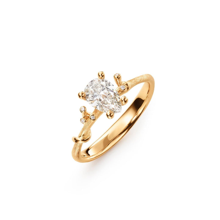 Nature Solitaire 18K Gold Ring w. Pear Diamond