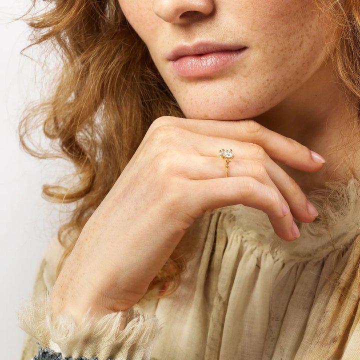 Nature Solitaire 18K Gold Ring w. Pear Diamond