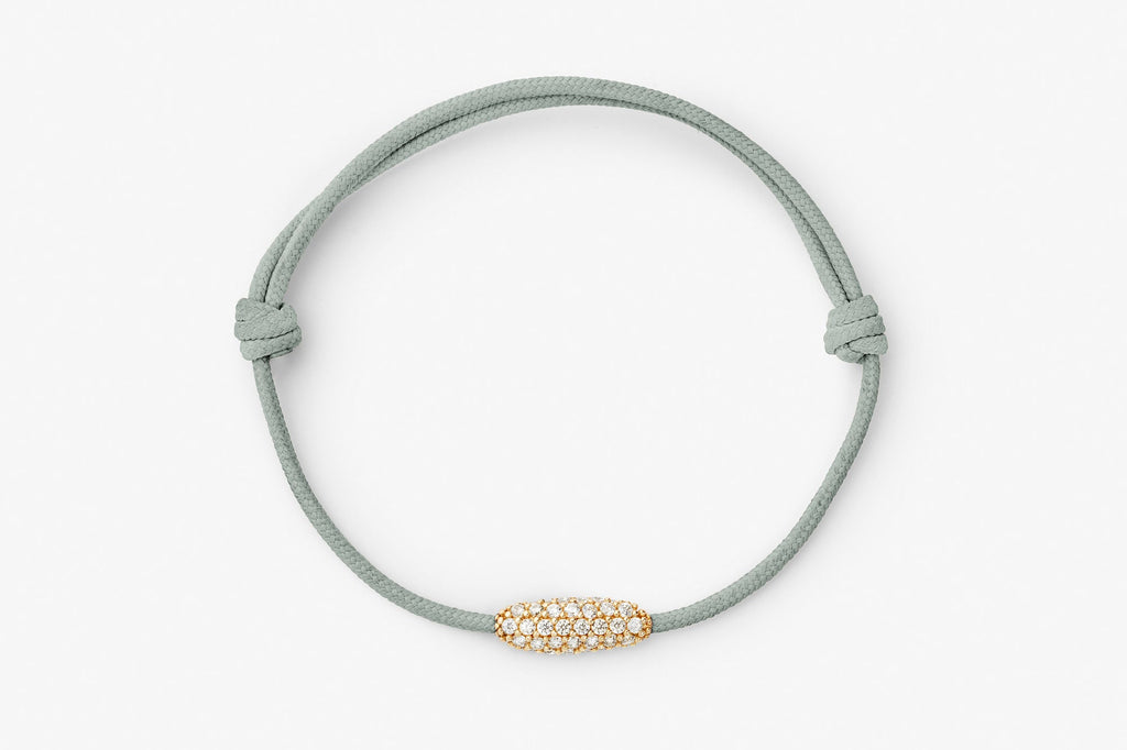 https://ik.imagekit.io/fzkghjurk1l/resize-external/https://storage.googleapis.com/shop_images/Akind/Akind_armband_1_gra%CC%8A_1_2000px.jpg?tr=w-2000,h-2000,c-at_max,f-jpg,bg-white