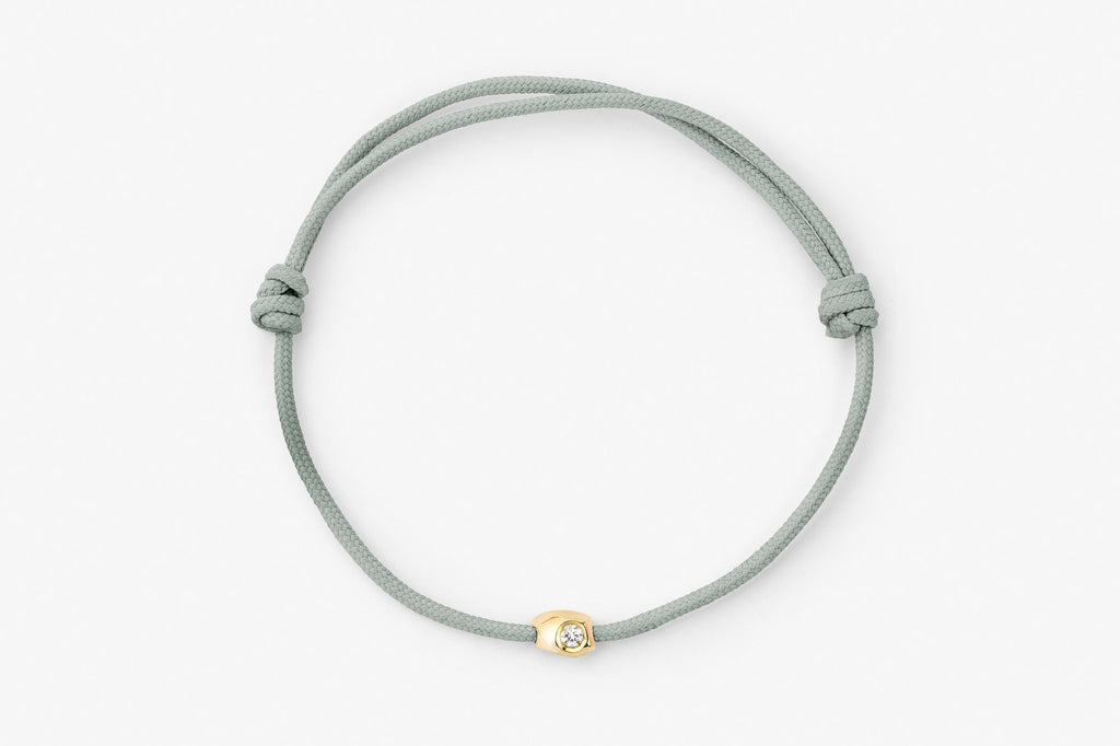 https://ik.imagekit.io/fzkghjurk1l/resize-external/https://storage.googleapis.com/shop_images/Akind/Akind_armband_2_gra%CC%8A_1_2000px.jpg?tr=w-2000,h-2000,c-at_max,f-jpg,bg-white