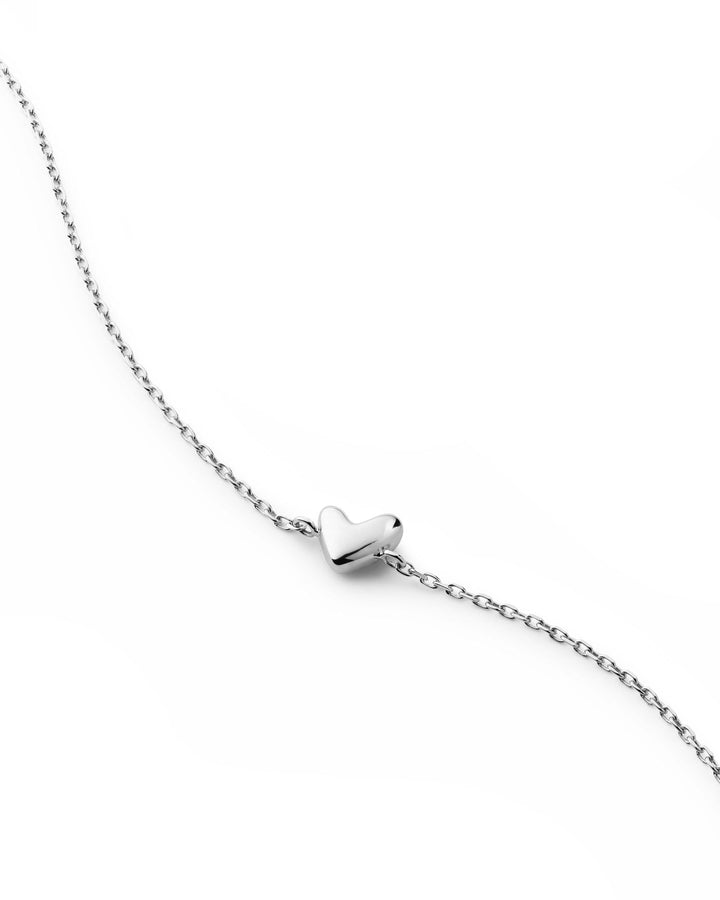 https://ik.imagekit.io/fzkghjurk1l/resize-external/https://storage.googleapis.com/shop_images/Akind/%281%29heart%20bracelet%20WG.png?tr=w-2000,h-2000,c-at_max,f-jpg,bg-white