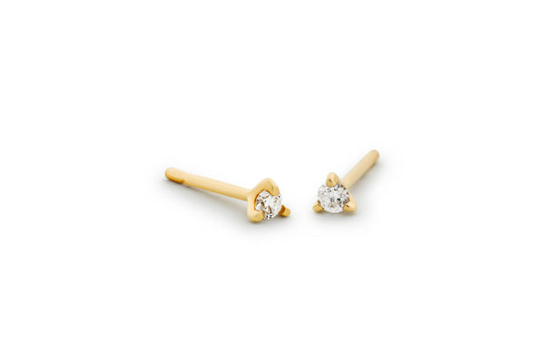 https://ik.imagekit.io/fzkghjurk1l/resize-external/https://storage.googleapis.com/shop_images/Akind/AKIND_ThreeProngDiamondStuds_YG_Studio.png?tr=w-2000,h-2000,c-at_max,f-jpg,bg-white