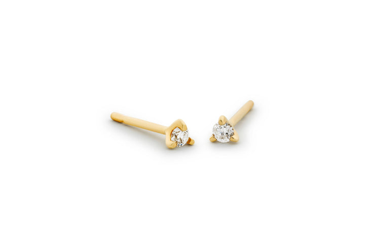 https://ik.imagekit.io/fzkghjurk1l/resize-external/https://storage.googleapis.com/shop_images/Akind/AKIND_ThreeProngDiamondStuds_YG_Studio.png?tr=w-2000,h-2000,c-at_max,f-jpg,bg-white