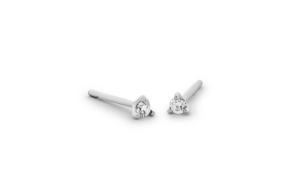 https://ik.imagekit.io/fzkghjurk1l/resize-external/https://storage.googleapis.com/shop_images/Akind/AKIND_ThreeProngDiamondStuds_WG_Studio.png?tr=w-2000,h-2000,c-at_max,f-jpg,bg-white