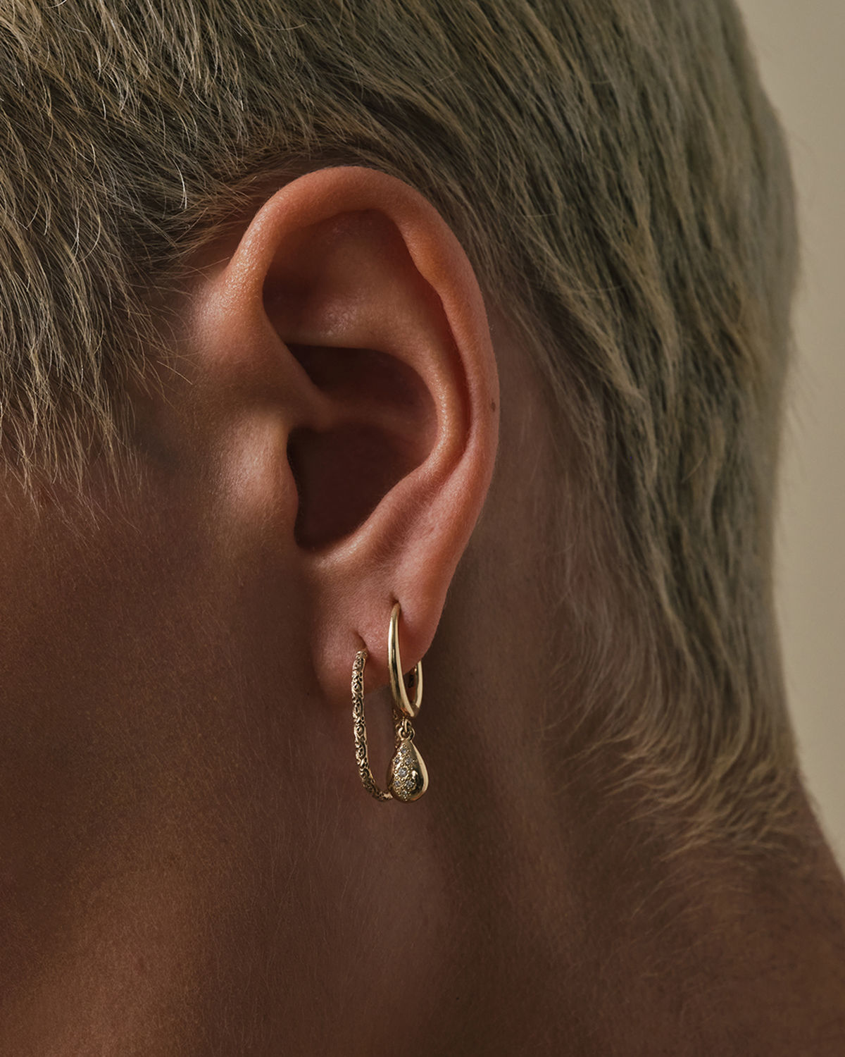 Dala Diamond Scatter 9K Gold Hoop w. Diamonds