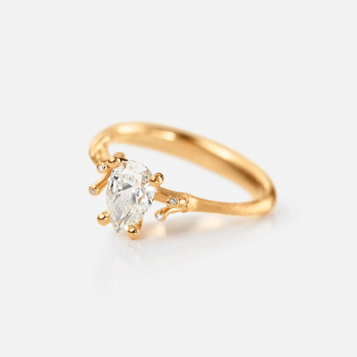 Nature Solitaire 18K Gold Ring w. Pear Diamond