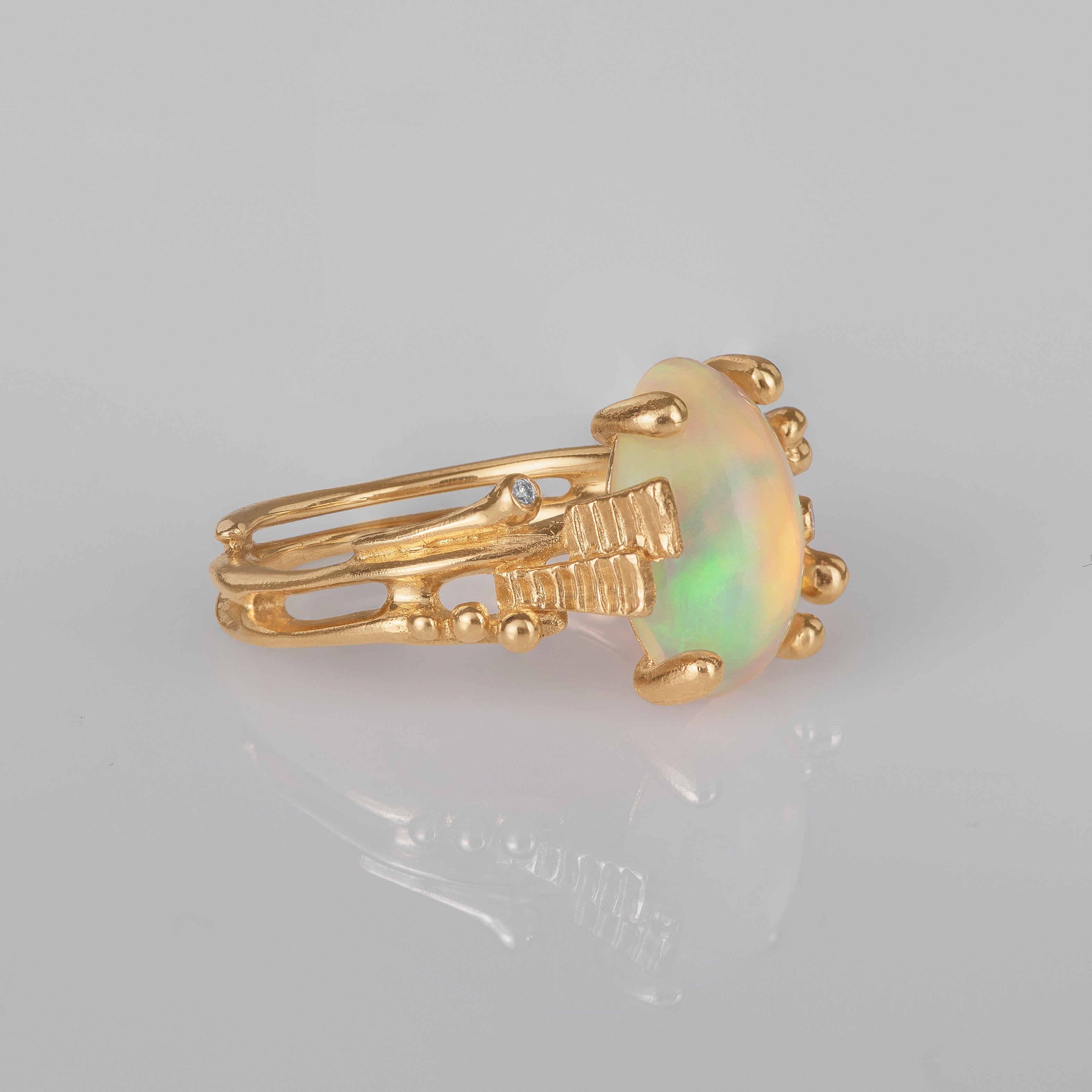 BoHo Small 18K Gold Ring w. Diamonds & Opal