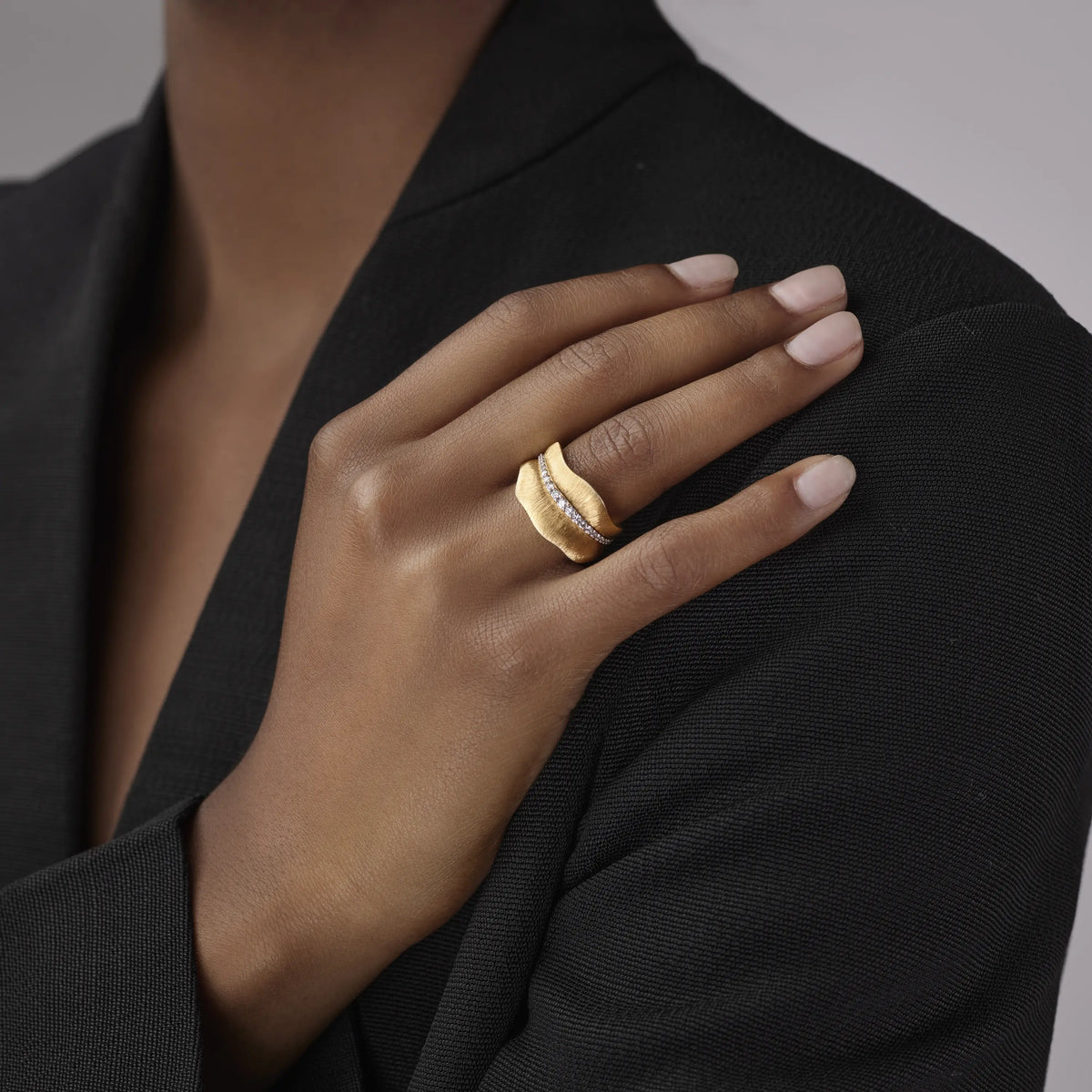 Medium Leaves 18K Gold Ring w. Diamonds